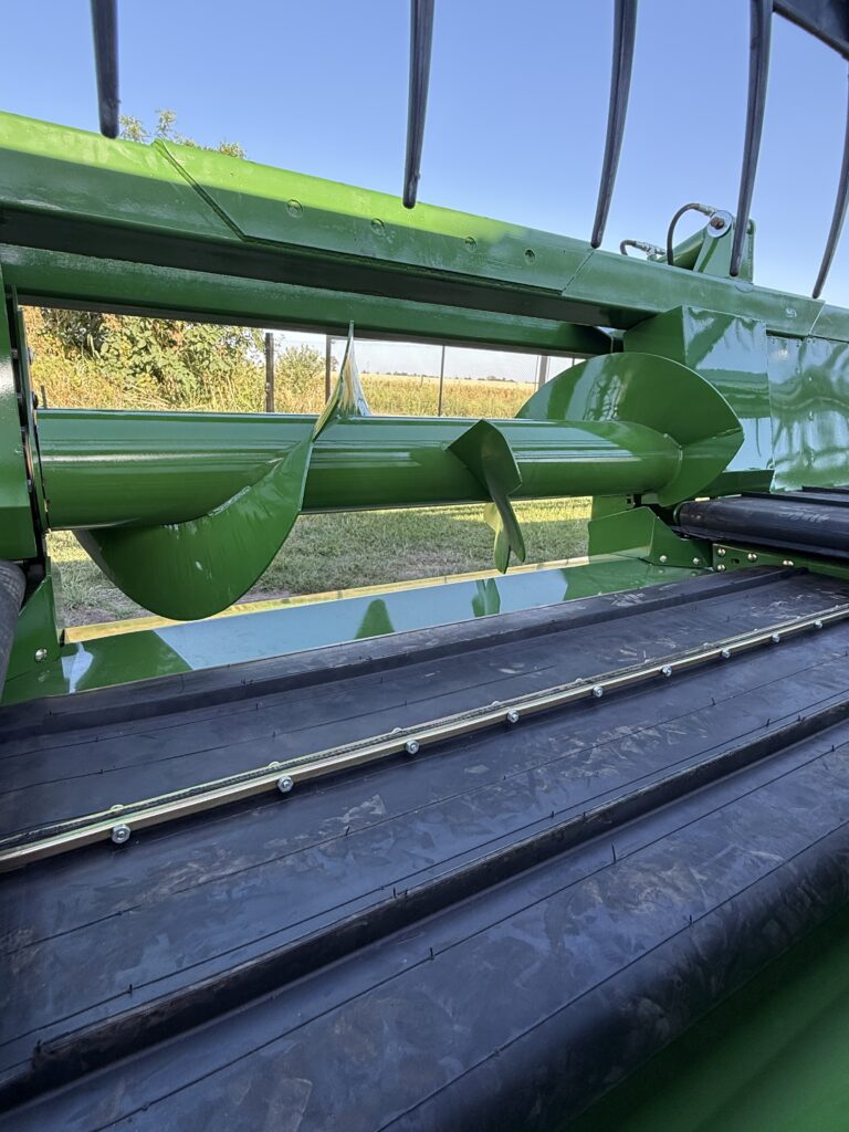 Detalle de las cintas y el sinfín central de la plataforma John Deere reformada a draper
