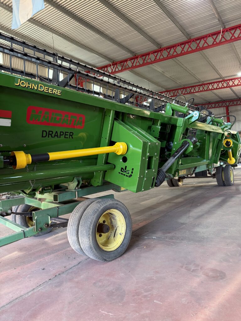 Plataforma John Deere con reforma a draper dentro de la fábrica de Industrias Maidana